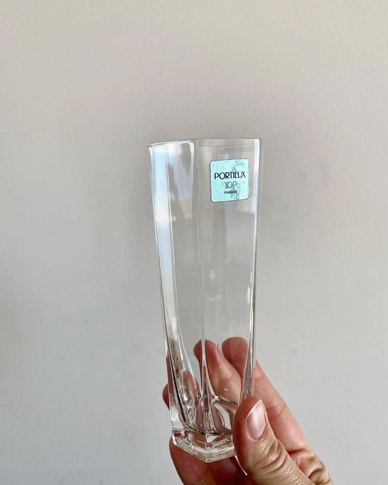 Verres en cristal à pans coupés et fonds massif