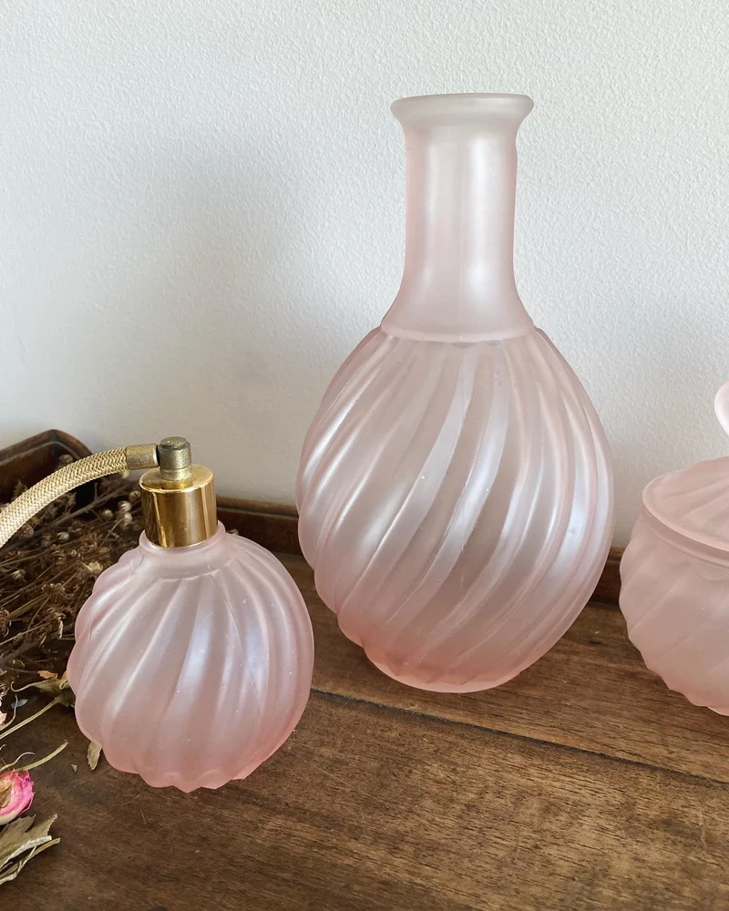 Ensemble de salle de bain en verre fumé rose torsadé
