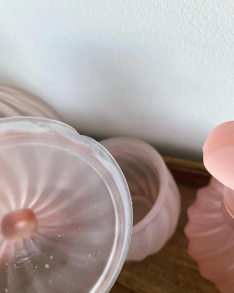 Ensemble de salle de bain en verre fumé rose torsadé