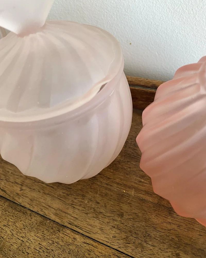 Ensemble de salle de bain en verre fumé rose torsadé