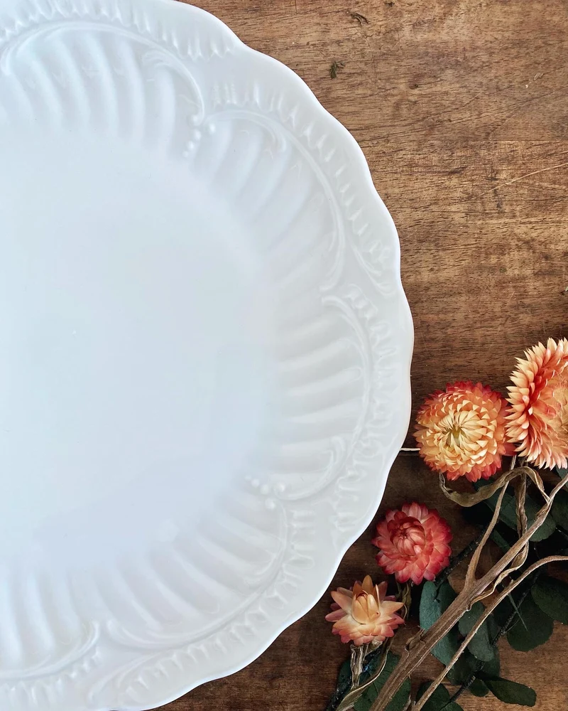 Jolies assiettes blanches en porcelaine de Limoges avec moulures