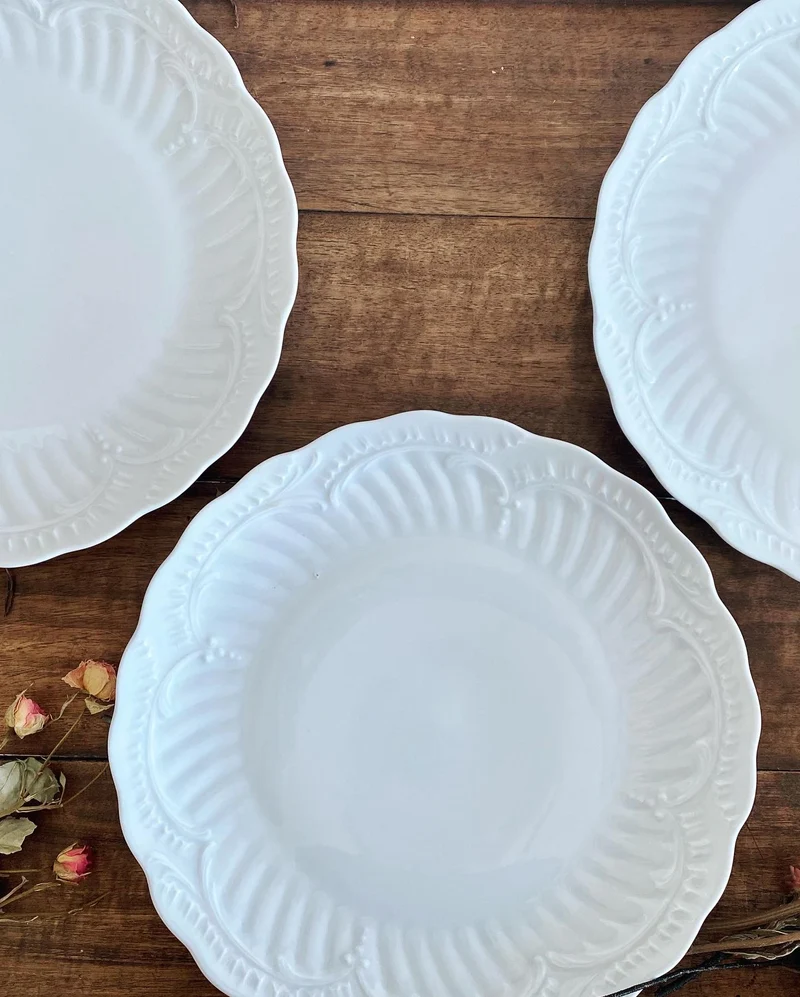 Jolies assiettes blanches en porcelaine de Limoges avec moulures