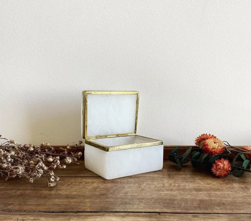 Boîte à bijoux en pierre blanche