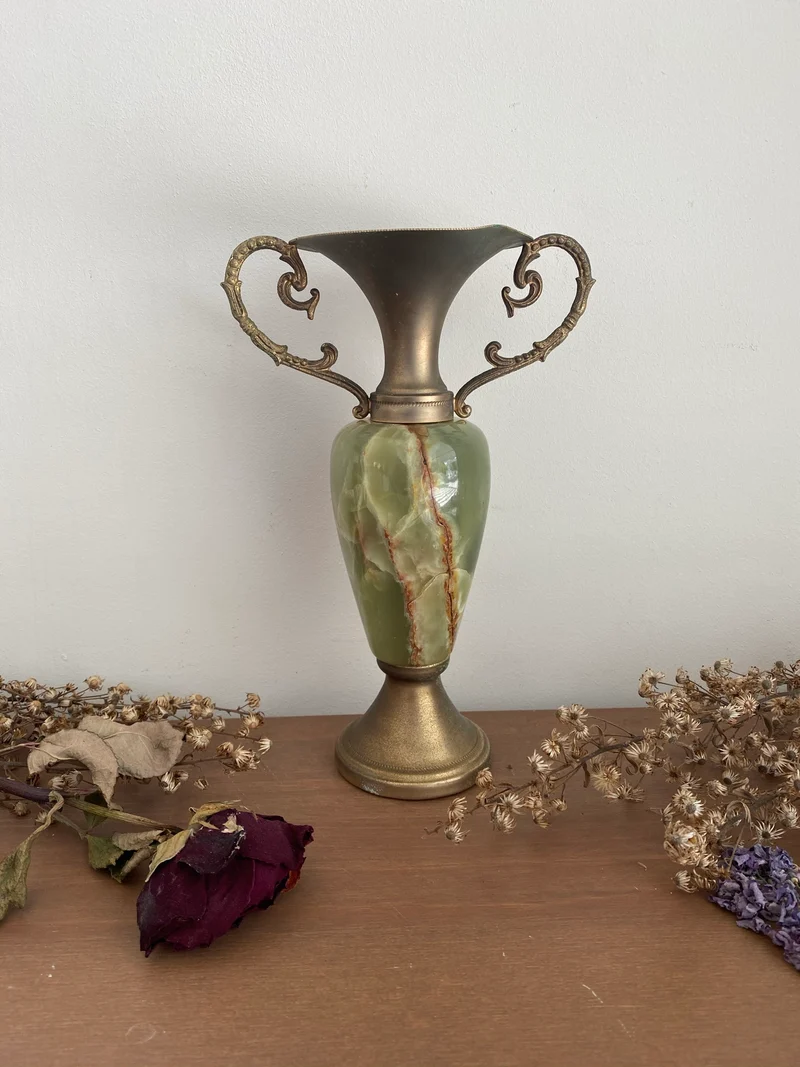 Amphore décorative, laiton et onyx