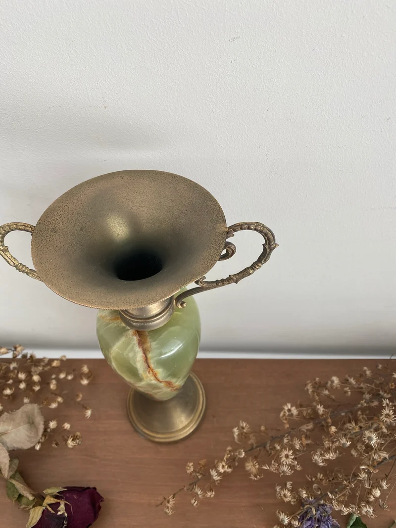 Amphore décorative, laiton et onyx