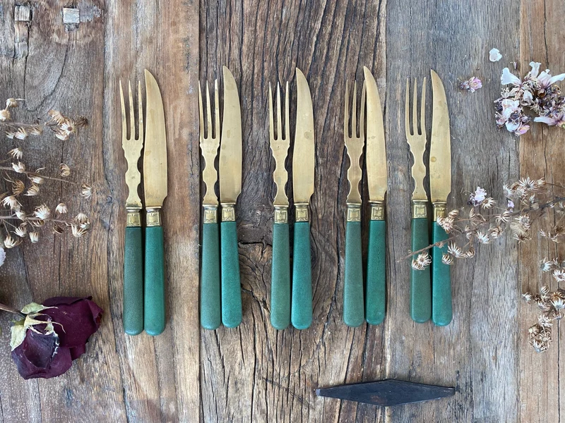 Petits couverts vintage verts et or