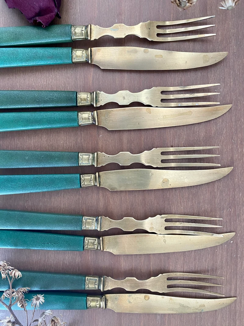 Petits couverts vintage verts et or