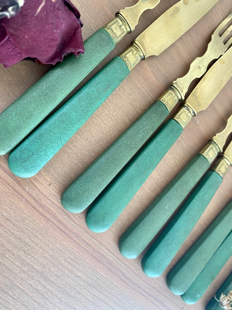 Petits couverts vintage verts et or