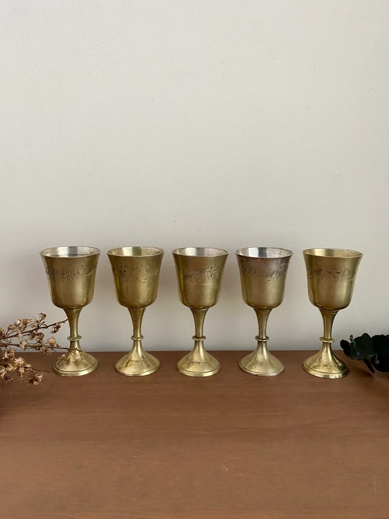Petits verres à liqueur dorés