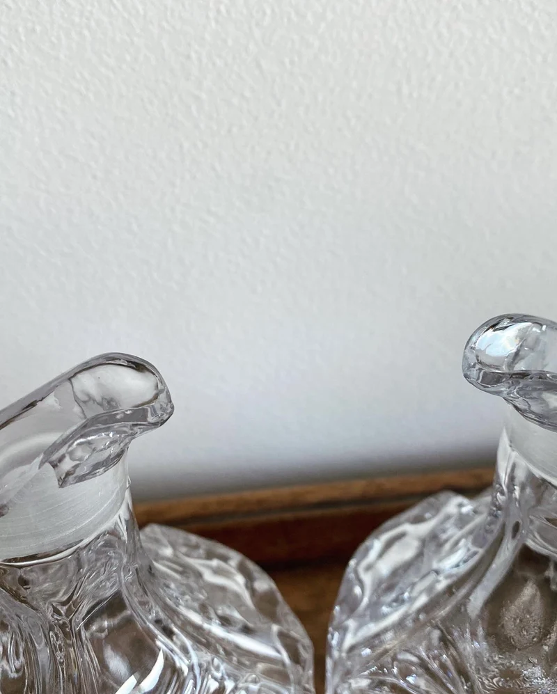 Flacons anciens en verre travaillé
