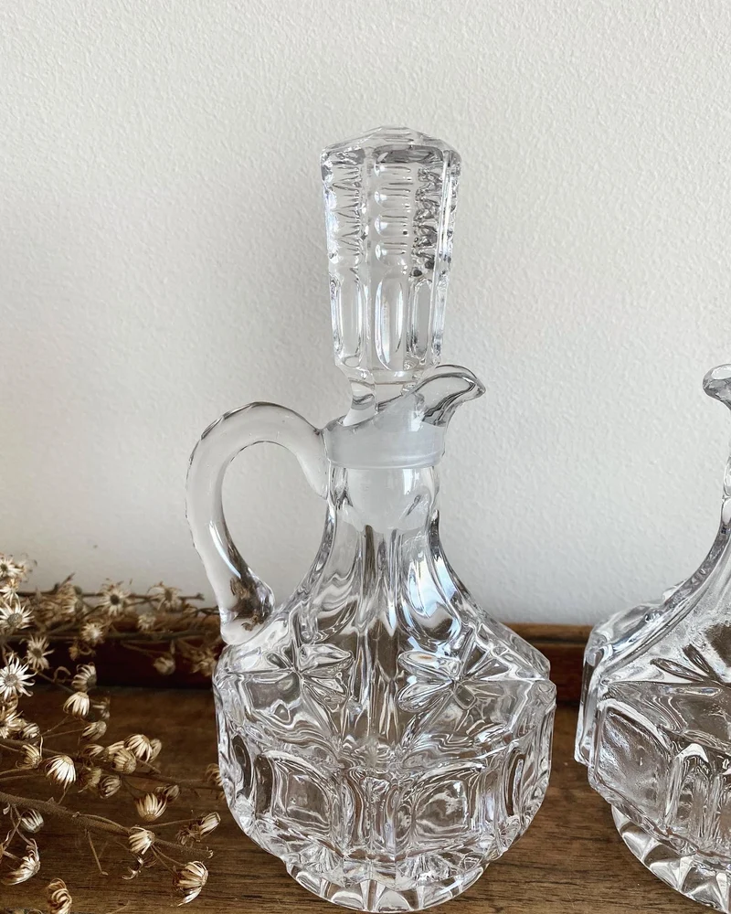 Flacons anciens en verre travaillé