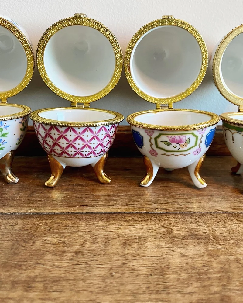 Œufs sur pied en porcelaine