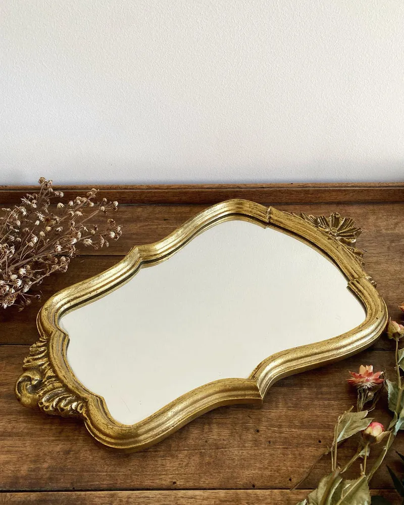 Miroir mural doré au style baroque