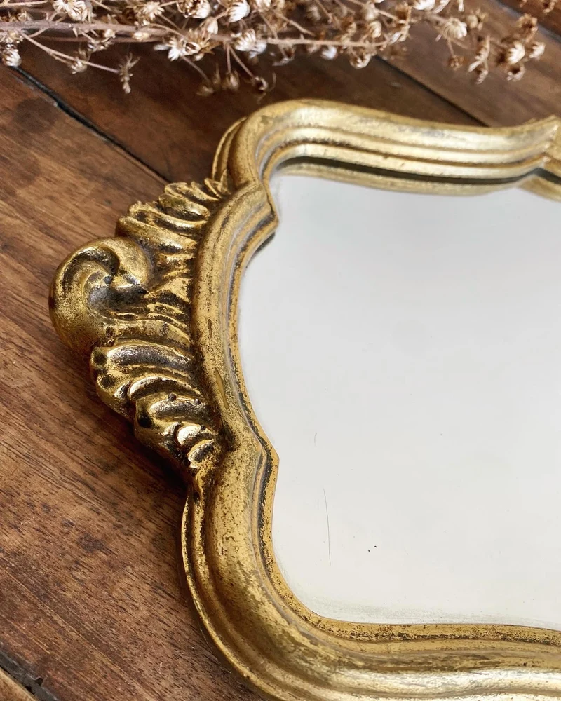 Miroir mural doré au style baroque