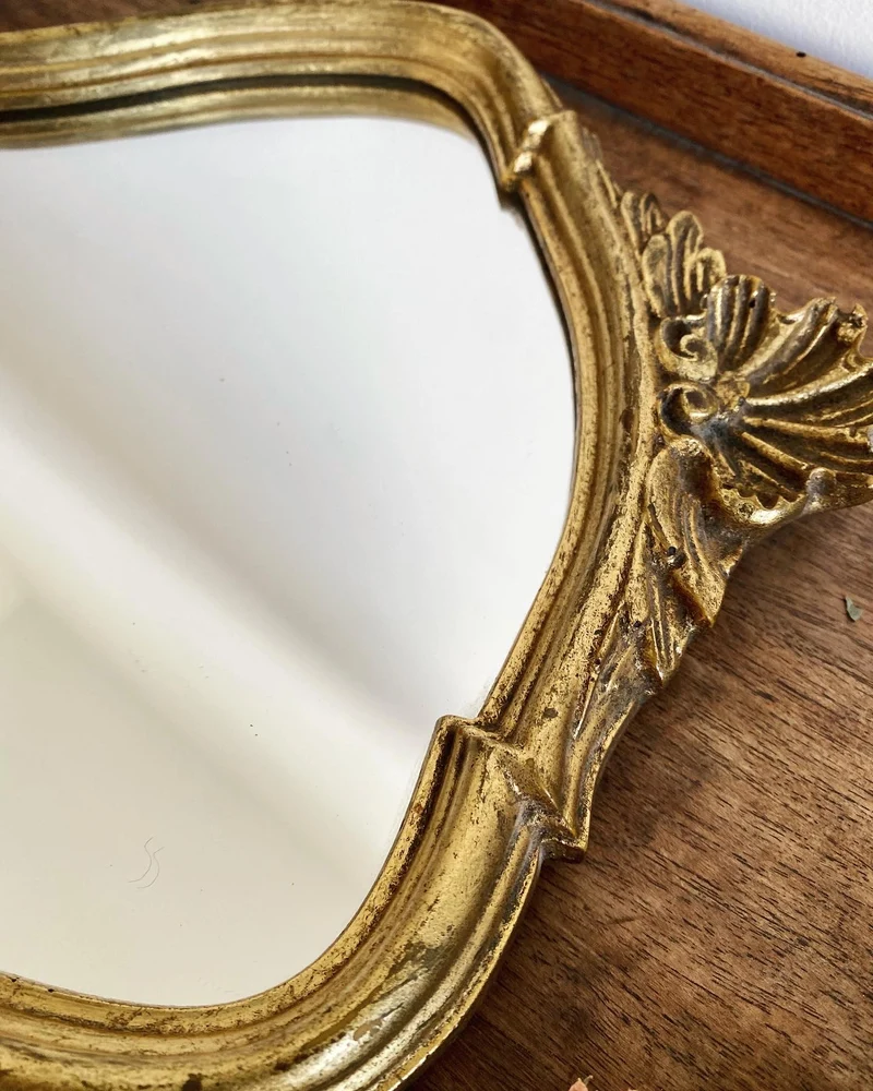 Miroir mural doré au style baroque