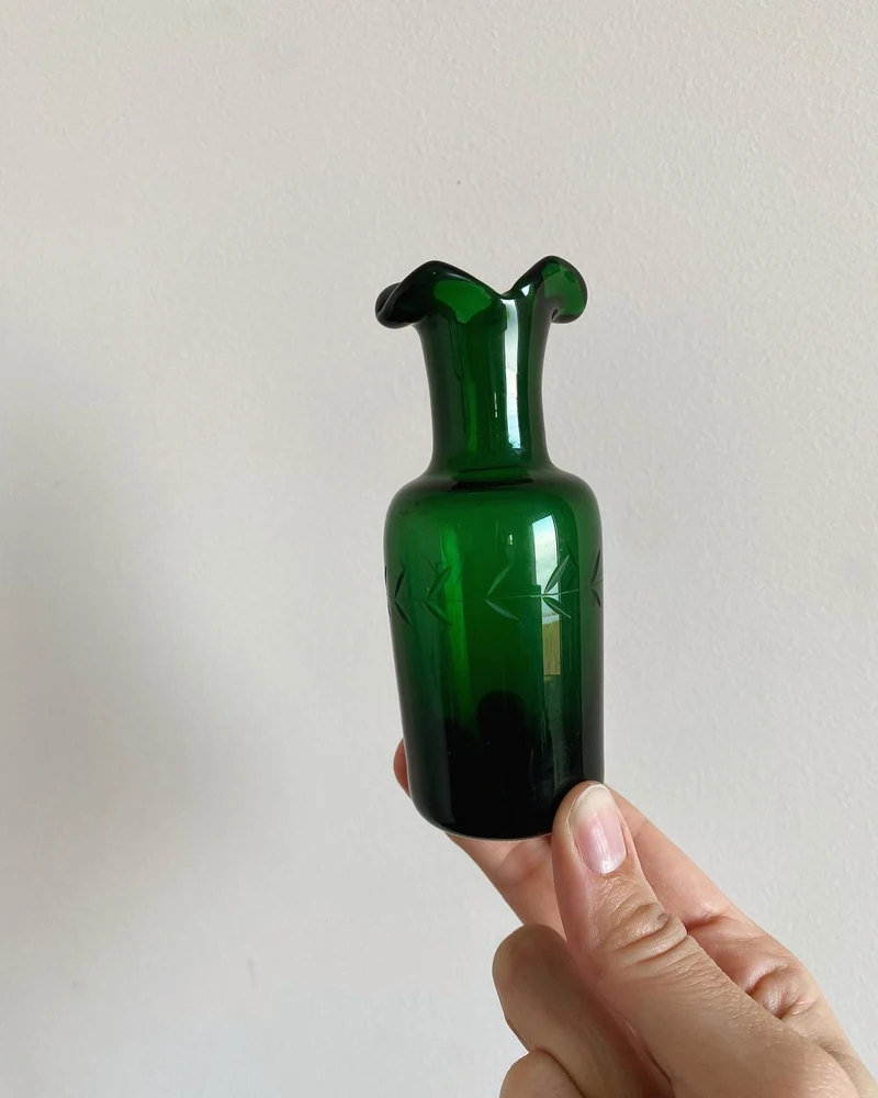 Bouteilles décoratives en verre vertes gravées