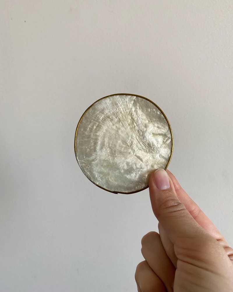 Sous-verres en nacre cerclée de laiton verso en liège