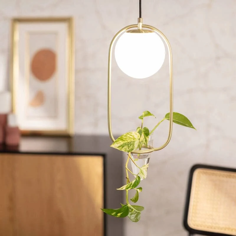Suspension or et boule blanche avec fausse plante
