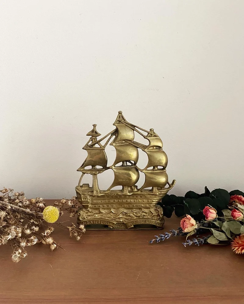 Serre-livre bateau vintage en laiton