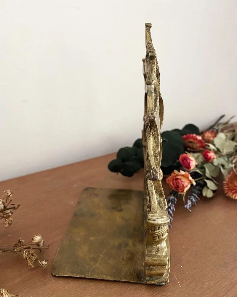 Serre-livre bateau vintage en laiton