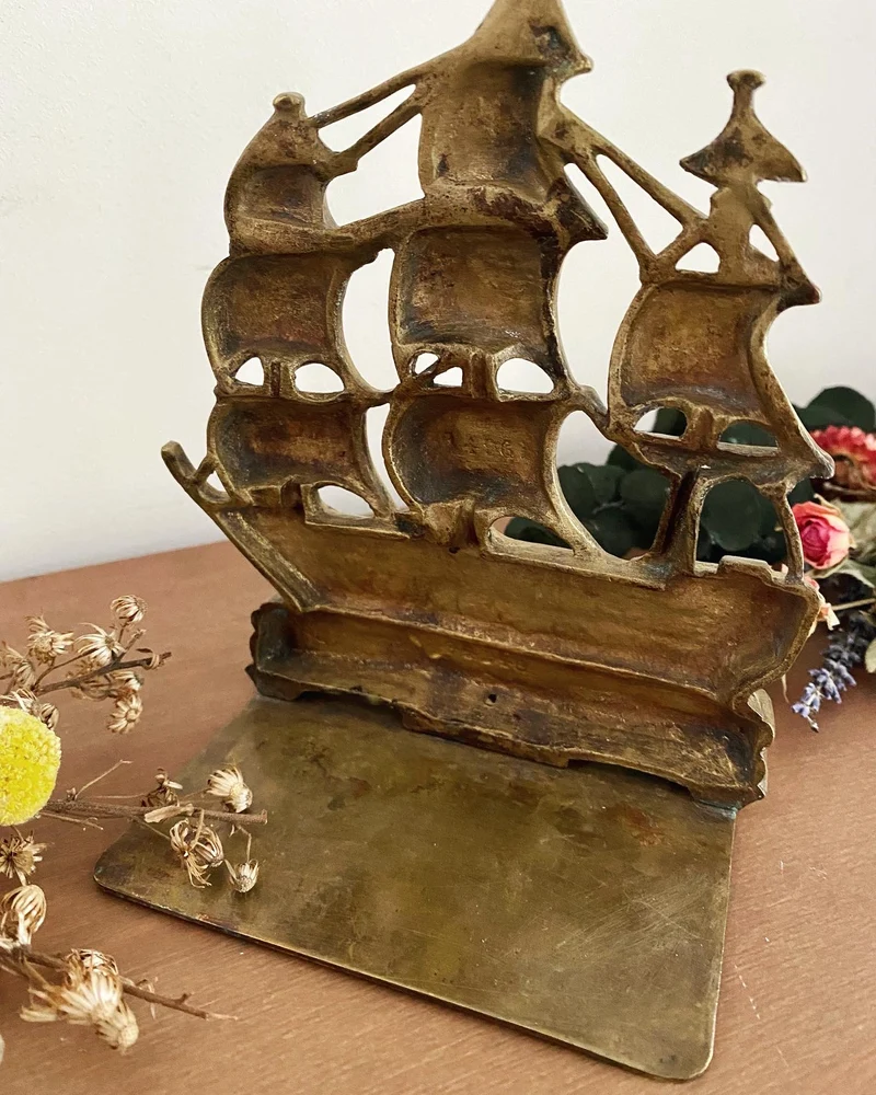 Serre-livre bateau vintage en laiton
