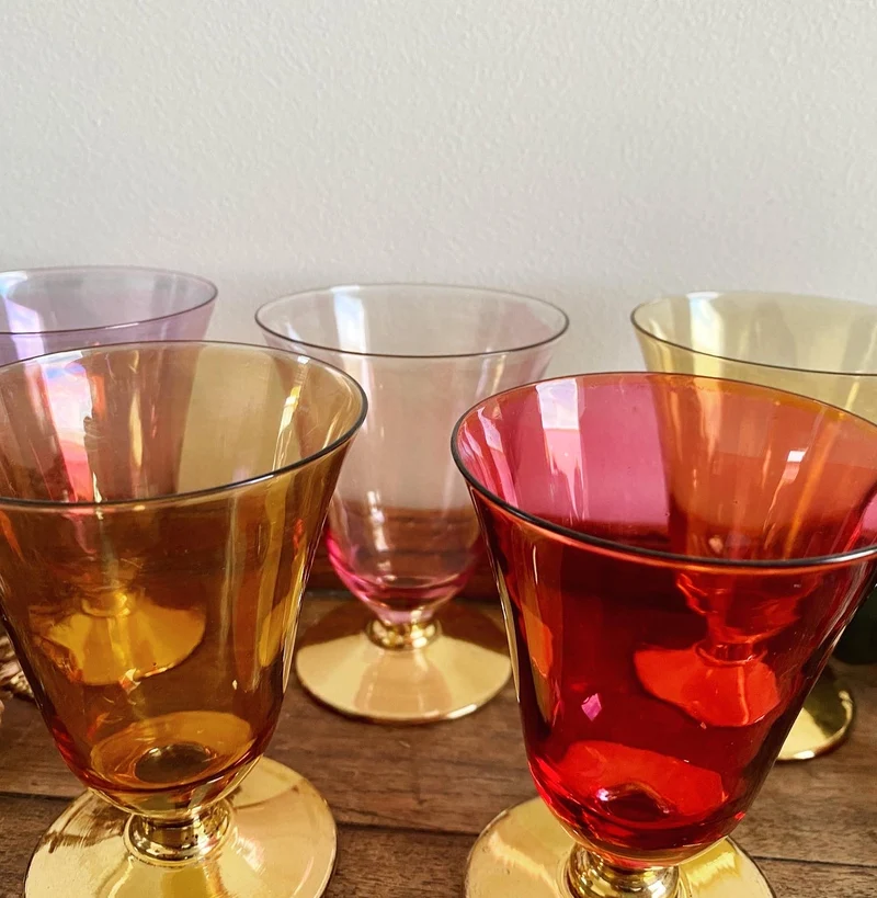 Verres à vin ou à champagne colorés sur pieds dorés