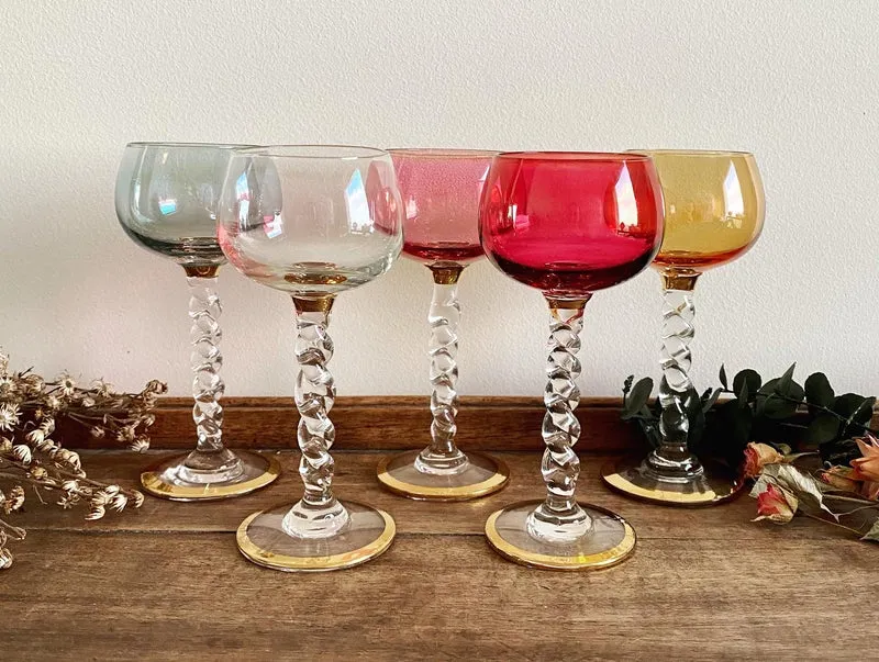 Verres à vin colorés sur pieds torsadés