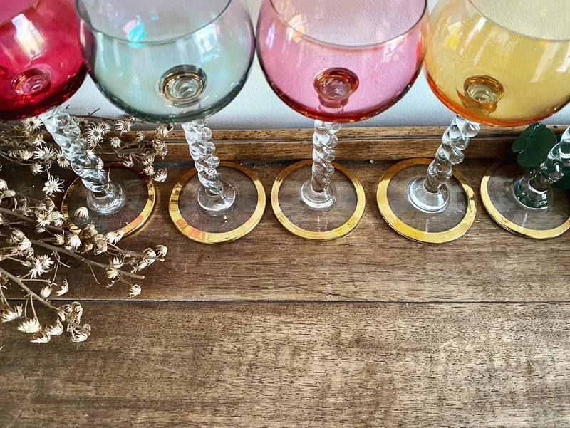Verres à vin colorés sur pieds torsadés