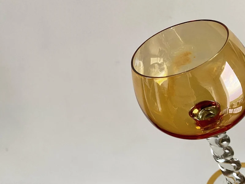 Verres à vin colorés sur pieds torsadés