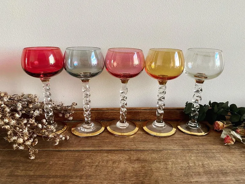 Verres à vin colorés sur pieds torsadés