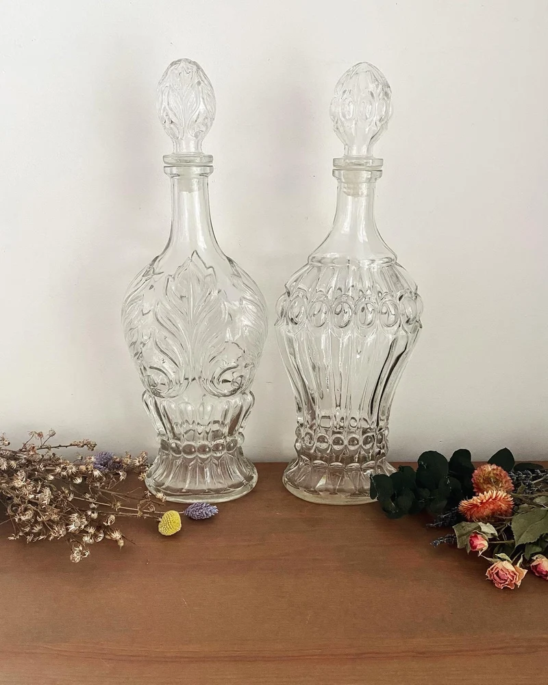 Bouteilles à liqueur anciennes en verre travaillé