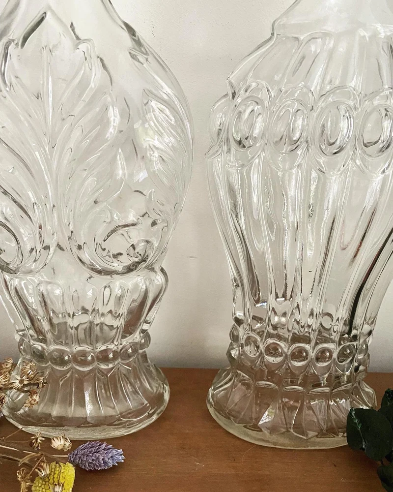 Bouteilles à liqueur anciennes en verre travaillé