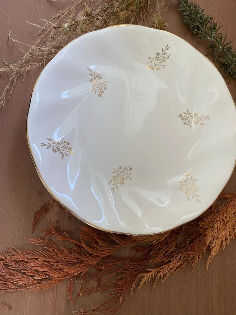 Assiettes vintage avec gravures dorées