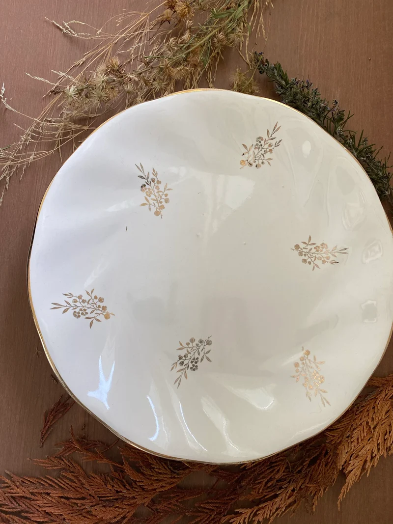 Assiettes vintage avec gravures dorées