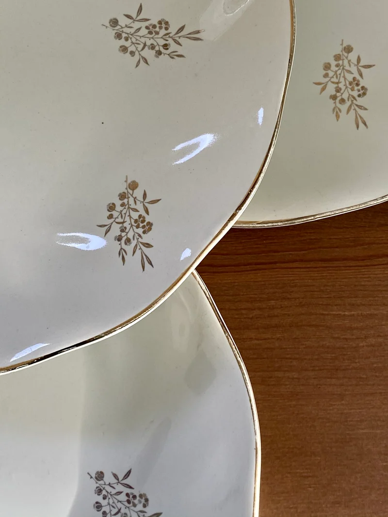 Assiettes vintage avec gravures dorées