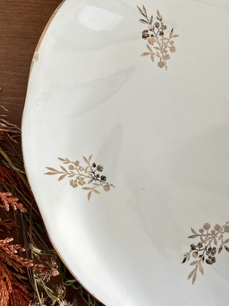 Assiettes vintage avec gravures dorées