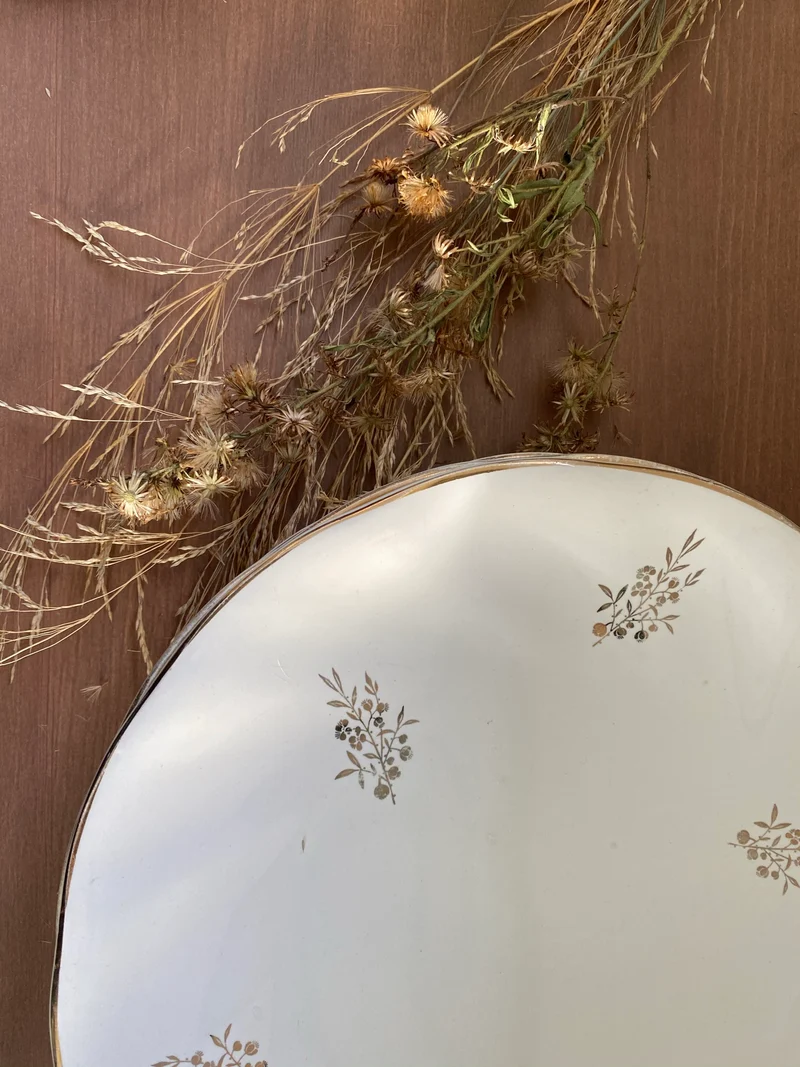 Assiettes vintage avec gravures dorées