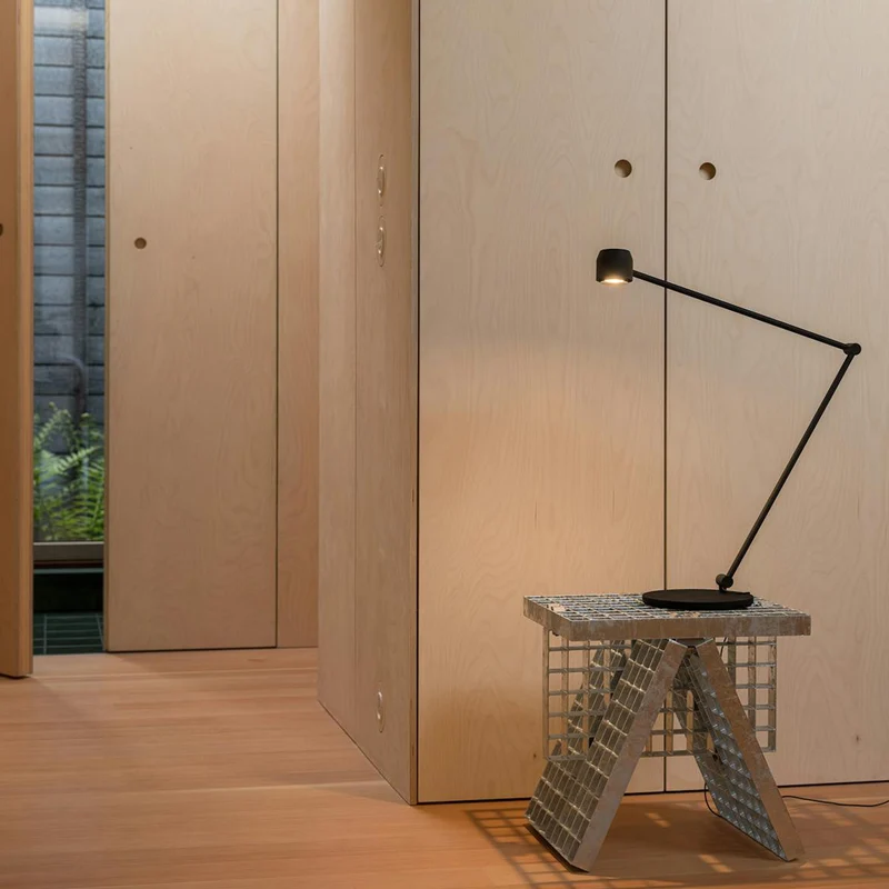 Wastberg W225 Ion Table Lamp