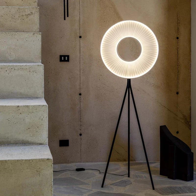 10 HEURES 10 Iris Tripod Floor Lamp