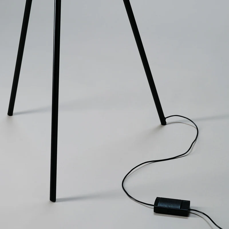 10 HEURES 10 Iris Tripod Floor Lamp