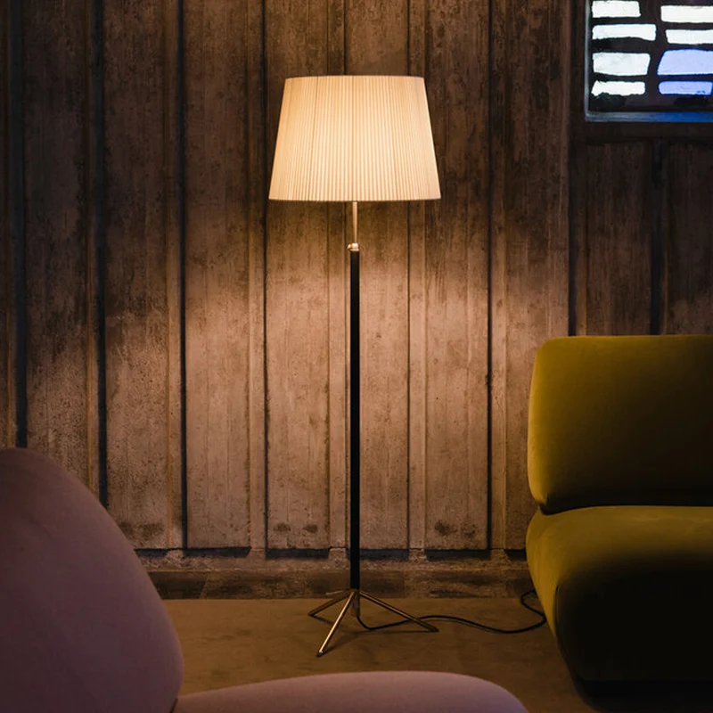 Santa & Cole Pie de Salón Floor Lamp