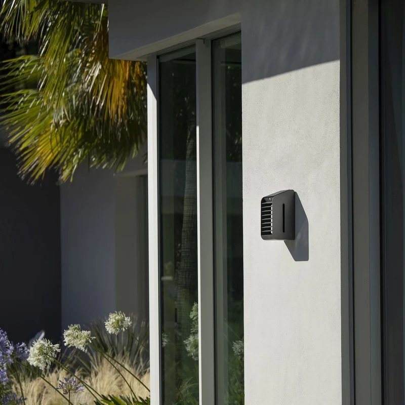 Les Jardins Corner Solar Wall Lamp