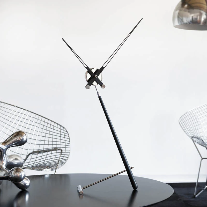 Nomon Puntero Table Clock